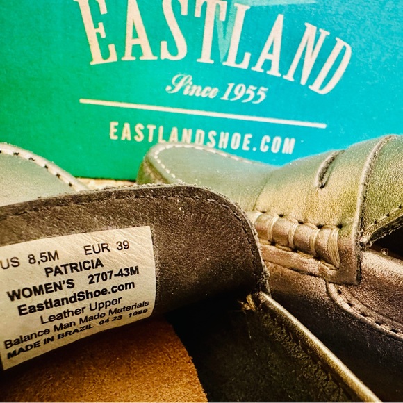 Eastland Patricia Penny Loafer Driving Moc Silver.
Size women 8.5. NWB. NWOT. - Picture 3 of 5